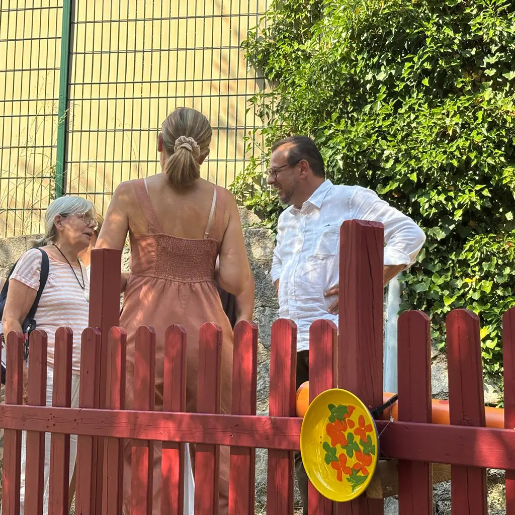 Christophe Ulivieri en train de discuter avec une femme.